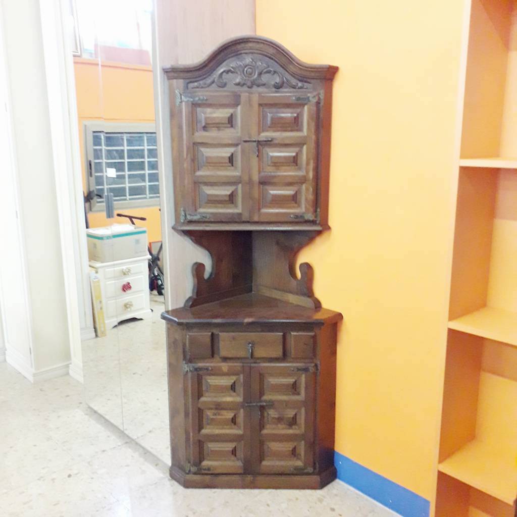 Angoliera In Noce Intagliato